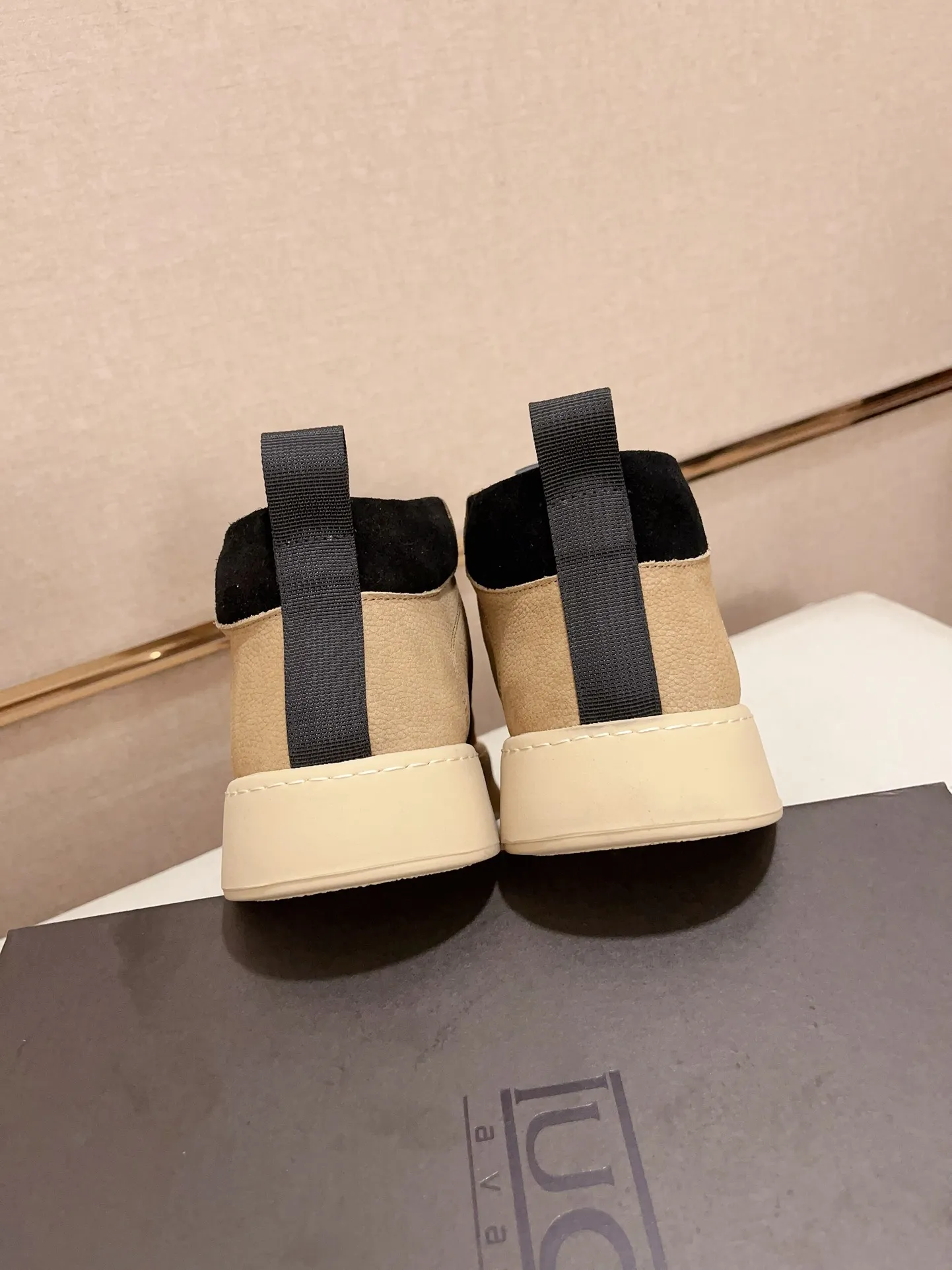 Factory price: 740💰North American men's shoes Ugg ☃️In the special sale of new high-quality men's shoes snow boots in autumn and winter, the nemesis of extreme cold weather! Made of cowhide leather, merino wool lining, and original outsole, whether driving, outdoor or daily wear, there is always one that suits you! Code number 39-44